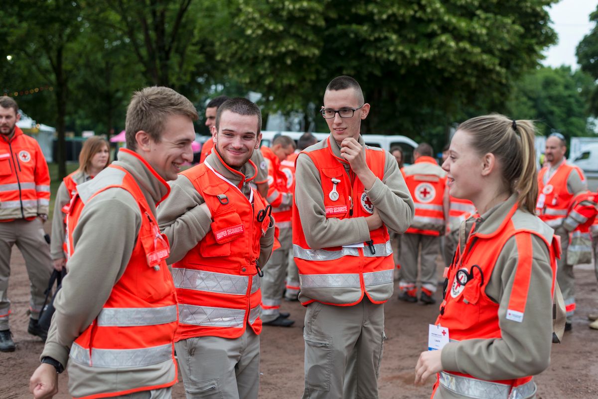 Bénévoles de la croix-Rouge française en train de faire du bénévolat